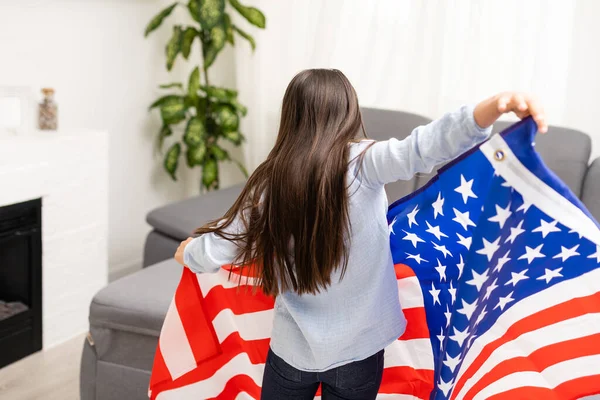 Immagini di bella bambina su sfondo bandiera USA — Foto Stock