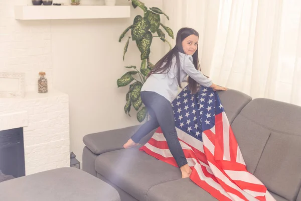 국경일. 행복 한 꼬마 미국 국기를 든 귀여운 꼬마 소녀. 미국의 독립기념일. — 스톡 사진