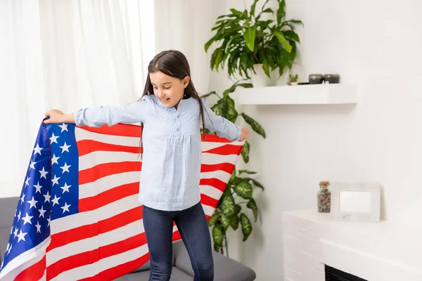 Linda niña y bandera de EE.UU. en el fondo —  Fotos de Stock