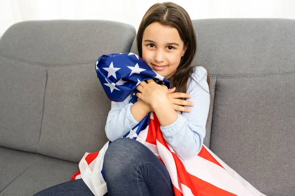 Dziecko posiada flagę Ameryki, USA. — Zdjęcie stockowe