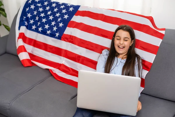 미국 여자가 온라인 뉴스를 보고 있어. 뉴스. 플래그 데이. 미국의 독립일. — 스톡 사진