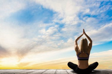 Dağda meditasyon yapan güzel bir kadın.