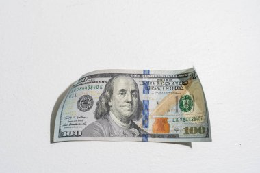 Yüz dolar. Başkan Benjamin Franklin 'in portresi. Amerikan doları geçmişi. Bir sürü banknotun kapanışı 100 dolarlık banknotlar. Amerikan para birimi.