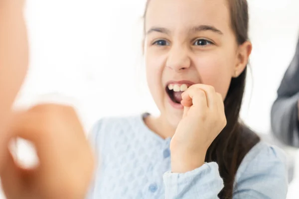 Carino bambino in possesso del dente che può essere allentato o dolorante — Foto Stock