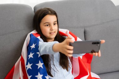 İngilizce öğrenin Online Eğitim Konsepti, küçük kız ve Amerikan bayrağı