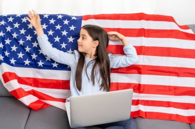 Amerikalı kız online haberlere benziyor. Haberler. Bayrak Günü. Amerika 'nın Bağımsızlık Günü.