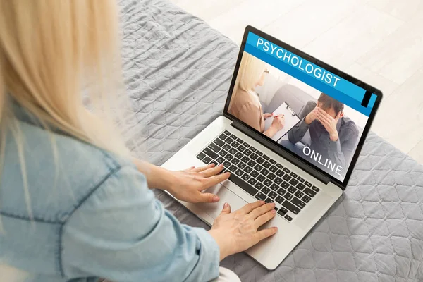 Jovem está usando laptop para conversa remota com o amigo. Pessoas se divertindo ficando em casa — Fotografia de Stock