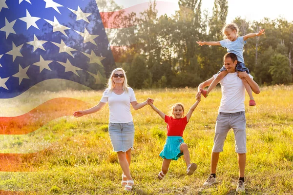 Familia posando con bandera americana, bandera de EE.UU. — Foto de Stock
