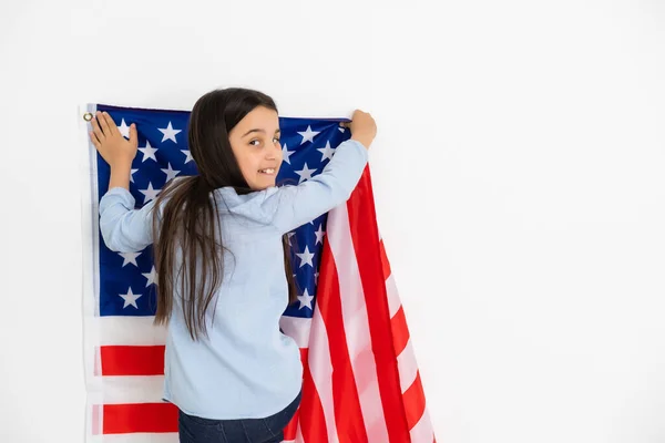 아이들은 미국의 국기를 들고 있습니다.. — 스톡 사진