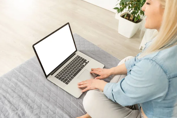 Vista posteriore delle mani della donna d'affari occupate usando il computer portatile alla scrivania dell'ufficio, con copyspace — Foto Stock