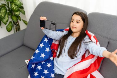 İngilizce öğrenin Online Eğitim Konsepti, küçük kız ve Amerikan bayrağı