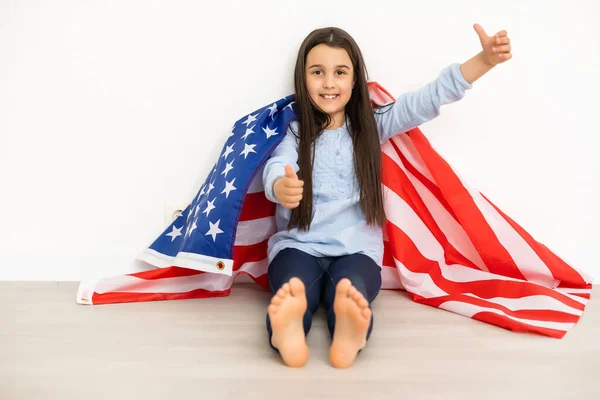 Linda niña y bandera de EE.UU. en el fondo —  Fotos de Stock