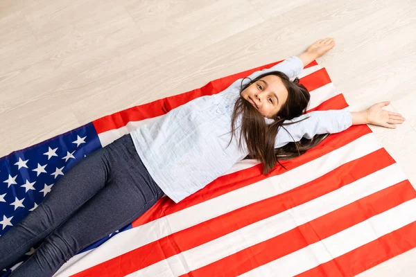 미국 국기를 든 어린 소녀의 초상화. 미국의 교육, 미국의 공부 — 스톡 사진