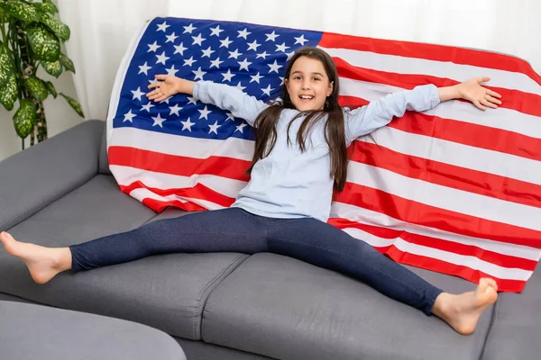 İngilizce öğrenin Online Eğitim Konsepti, küçük kız ve Amerikan bayrağı — Stok fotoğraf