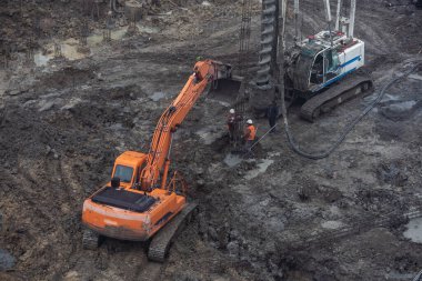 Sarı traktörlü inşaat alanı