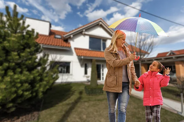 Bonne famille près d'une nouvelle maison. Concept immobilier. — Photo