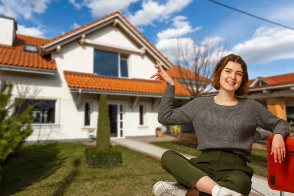 Šťastná žena na pozadí nového domu. Portrét prvního kupujícího, majitele domu, pronajímatele bytu, nájemníka bytu nebo bytné. Stěhování den a nákup vlastního majetku — Stock fotografie