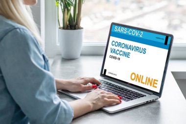 Çevrimiçi sağlık randevusu kullanan, Coronavirus rezervasyonunu yapan veya Coronavirus 'u rezerve eden ya da covid-19 aşısı kullanan kadınların, evlerinde dizüstü bilgisayar kullanan quanrantine insanlarında sosyal mesafe sağlık hizmetleri konsepti.