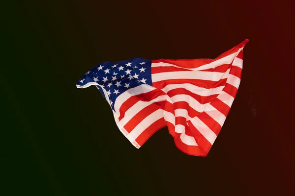 Nahaufnahme einer amerikanischen Flagge auf dunklem Hintergrund — Stockfoto