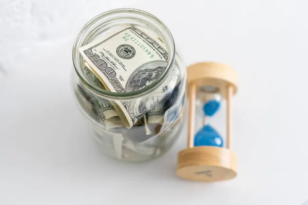 Plier de l'argent dans un bocal sur un fond de bois blanc. Le lieu de l'image de fond pour le texte. — Photo