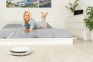 Ev Temizliği Konsepti. Modern robot elektrikli süpürge evi temizliyor. Yeni teknolojiler, hızlı ev temizleme otomatik robot asistanı. Temizlik için akıllı aygıt