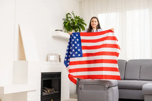 미국 국기를 든 어린 소녀의 초상화. 미국의 교육, 미국의 공부 — 스톡 사진