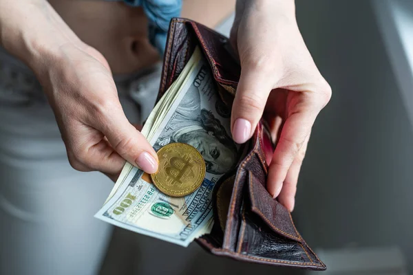 Mujer rica sacando dinero del bolso — Foto de Stock