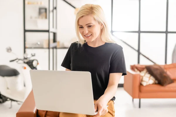 Happy casual piękna kobieta pracuje na laptopie siedzi w domu. — Zdjęcie stockowe