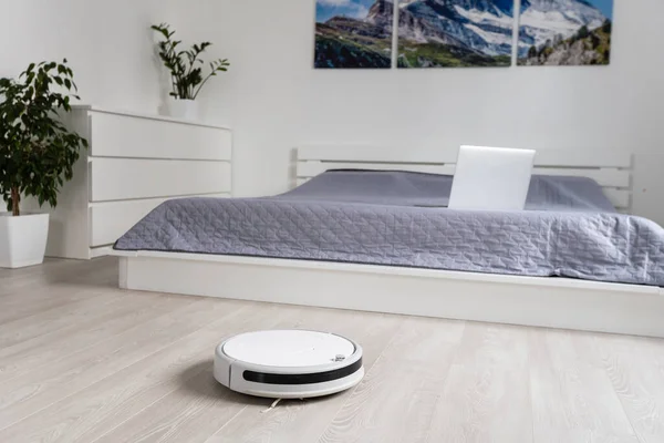 Människor, hushållsarbete och teknik koncept - robot dammsugare hemma — Stockfoto