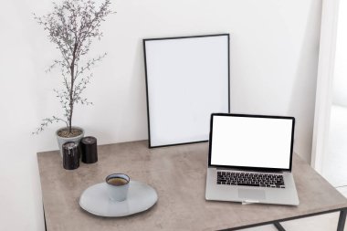 Masada boş ekran olan dizüstü bilgisayar