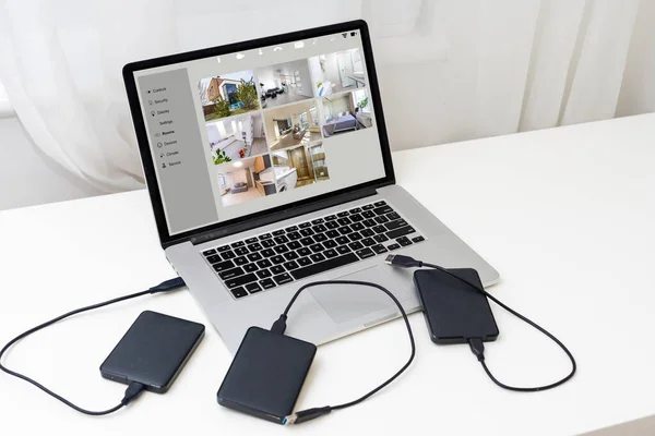 Interface de aplicativo de automação residencial inteligente no laptop para controlar a casa com inteligência artificial — Fotografia de Stock