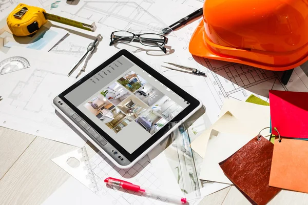 Computer Tablet met Master Badkamer Design Over House Plannen, Potlood en Kompas — Stockfoto