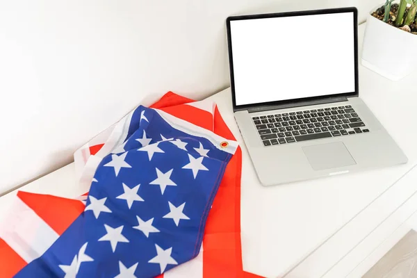 Drapeau des Etats-Unis le jour de l'indépendance le 4 juillet, isolé sur fond blanc, derrière un écran d'ordinateur vide vierge pc — Photo