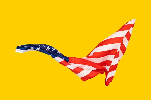 Флаг Соединенных Штатов Америки на желтом фоне — стоковое фото