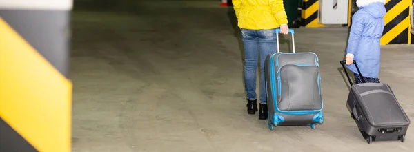 Matka i córka spacerujące własnym samochodem w nocy na parkingu. — Zdjęcie stockowe