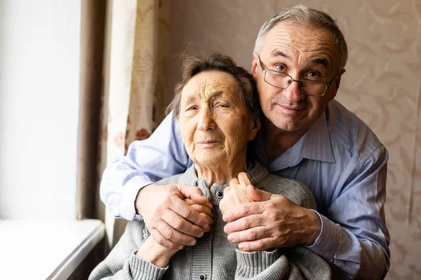 Mann umarmt seine Mutter im Hijab — Stockfoto