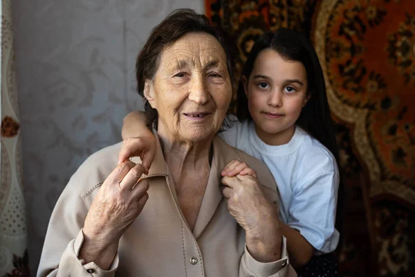 A little girl is laughing with her great-grandmother — Stock Photo, Image