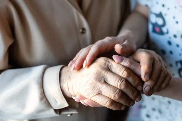 Невпізнана бабуся і її онука тримаються за руки . — стокове фото