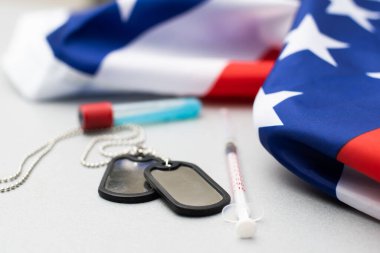 Amerikan bayrağının arka planında askeri rozet, tıp
