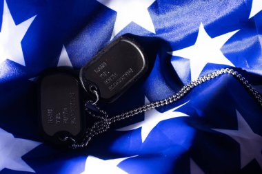 Amerikan bayrağı arkaplanındaki ordu jetonları