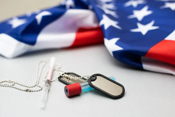 米国の旗の背景のトークンと星付き聴診器 — ストック写真