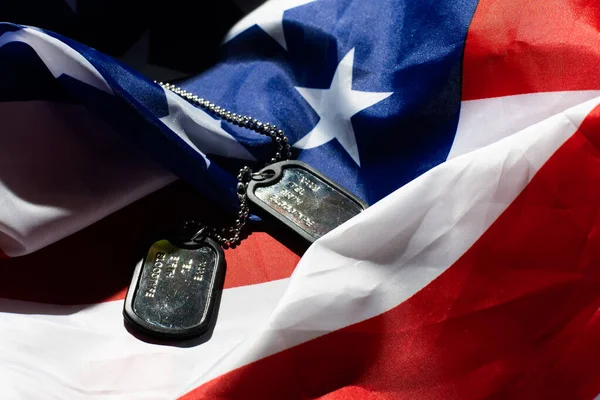 アメリカの国旗を背景に兵士トークン — ストック写真