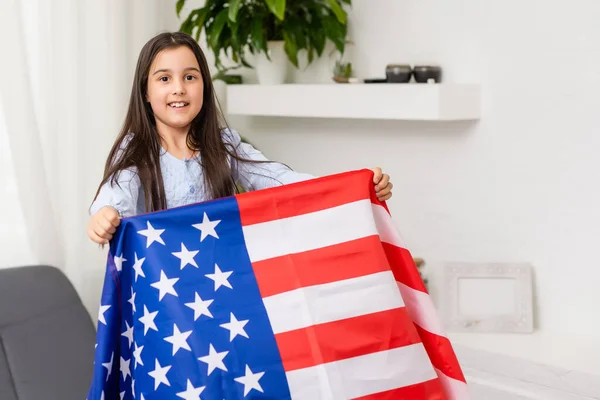 Niño sostiene una bandera de America, USA. —  Fotos de Stock