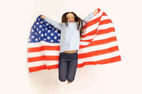 Vacaciones patrióticas. Niño feliz, niña linda con bandera americana. EE.UU. celebra el 4 de julio. — Foto de Stock