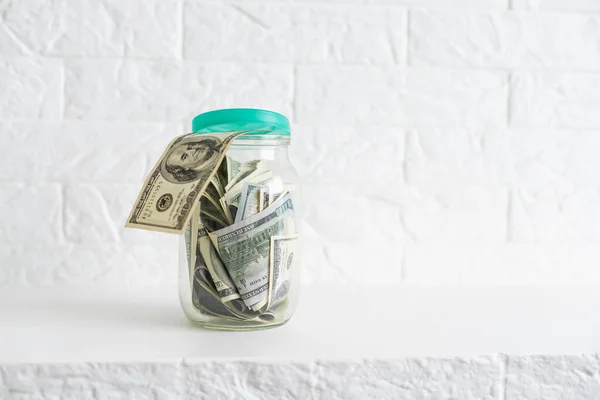 Σύνθεση με εξοικονόμηση χρημάτων σε γυάλινο βάζο. Έννοια της επένδυσης και της διατήρησης των χρημάτων, κοντά — Φωτογραφία Αρχείου