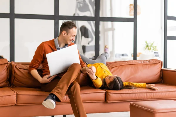 Pai e filha usando laptop em casa — Fotografia de Stock
