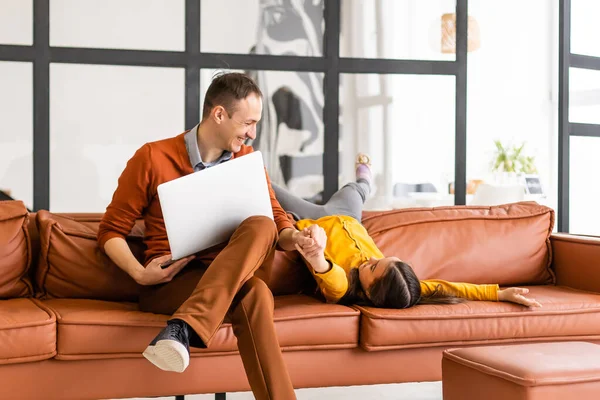 Vater und Tochter nutzen Laptop zu Hause — Stockfoto