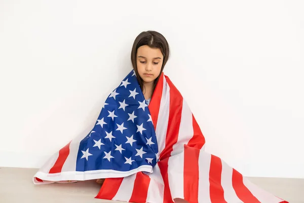손을 벌린 채 미국 국기를 들고 있는 아름다운 애국 소녀 — 스톡 사진