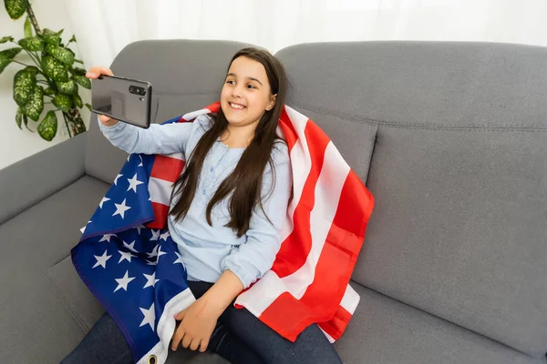 İngilizce öğrenin Online Eğitim Konsepti, küçük kız ve Amerikan bayrağı — Stok fotoğraf