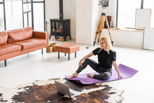 Bella giovane donna che fa yoga a casa — Foto Stock
